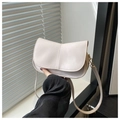 Detalle de un bolso bandolera minimalista blanco roto con costuras y cuero sintético - Blanco