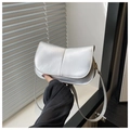 Detalle del bolso de hombro plateado metalizado en forma de media luna y herrajes oro - Plateado