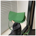 Detalle de bolso bandolera verde de cuero PU con costuras y ganchos de metal dorado - Verde