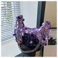 Borsa sottobraccio con paillettes viola a mezzaluna e tracolla a catena d'argento - Viola