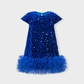 Detaillierte Makroansicht der königsblauen Pailletten und Tüllvolants am Mädchenkleid - 90cm / Blau
