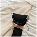Schwarze Mini-Satteltasche mit Lychee-Struktur und Stern-Metallverzierung am Griff - Schwarz