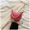 Mini-Satteltasche in Rosa aus genarbtem Leder mit stylischer silberner Kugelkette - Rosa