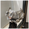 Sac plissé argenté chic avec chaîne à fleurs en perles et design élégant en nuage - Argenté