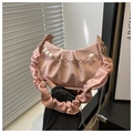 Sac lune plissé rose élégant avec chaîne en perles et fleurs métalliques pour femmes - Rose