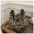 Große Shopper-Tasche mit klassischem Leopardenmuster und praktischen Doppelgriffen - Khaki
