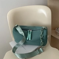 Bohnengrüne Nylon-Kissentasche mit klobiger Kette und verstellbarem, breitem Schultergurt - Grün