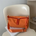Vibrant orangefarbene Umhängetasche mit Acrylkette und breitem Textilschultergurt - Orange