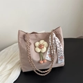 Rosafarbene Tragetasche mit Blumenanhänger und Seidentuch am geflochtenen Trageriemen - Khaki