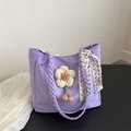 Hellviolette Nylon-Tragetasche mit 3D-Blumenakzent und dekorativem Seidenschal-Detail - Lila