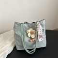 Blaugraue Tote Bag mit mintgrünem Flechtgriff und Seidenschal-Blumendetail - Grün