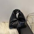 Borsa a mano cloud nera minimalista con un design unico del manico annodato - Nero