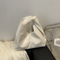 Borsa a mano cloud in ecopelle beige morbida con manico annodato dal design moderno - Bianco