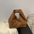 Borsa nuvola in morbida pelle marrone con manico annodato e design a pieghe - Marrone