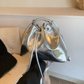 Detailansicht der silbernen Metallic-Beuteltasche mit Kordelzug und glänzendem Finish - Silber