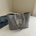 Sac fourre-tout gris à texture plissée avec broderie vintage dans un style néo-chinois - Argenté