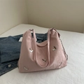 Rosafarbene Hobo-Tasche aus Nylon mit silbernen Schmetterlingen und Kettenverzierung - Rosa