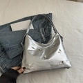 Sac fourre-tout argenté avec charmes papillons 3D et détails de chaîne élégants - Argenté