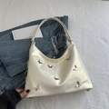 Grand sac cabas blanc crème avec détails papillon et cuir synthétique brillant - Blanc