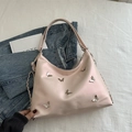 Sac fourre-tout rose en similicuir avec papillons métalliques et chaîne argentée - Rose