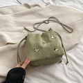 Bolso tipo cubo verde salvia con detalles de mariposas metálicas y textura chic - Verde