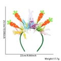Cerchietto di Pasqua con carota, coniglio bianco e nappe colorate, altezza 25,5 cm - Fascia a Nastri non Luminosa / Stile Carota E Coniglio Bianco