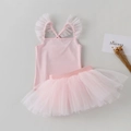 Dettaglio flat lay del body da danza rosa per bambine e gonna tutu in rete bianca set - Rosa nudo / 110cm
