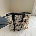 Sac cabas crème chic avec imprimé graffiti noir, bandoulière et pendentif ours mignon - Avec Pendentif / Noir