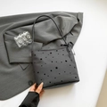 Borsa a spalla grigio scuro con motivo a stelle, fiocco nero e spalline sottili - Stile Stella