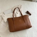 Retro brown leather tote bag with front pocket, adjustable strap and spacious design - Brown