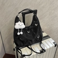 Sac fourre-tout plissé noir avec papillons argentés et un joli charme de nuage - Avec Pendentif / Noir