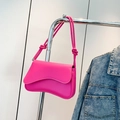 Sac bandoulière rose fuchsia avec rabat ondulé et sangle nouée en similicuir brillant - Rose rouge