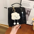 Damen Rucksack in glänzendem Schwarz mit Knitteroptik und weißem Wolken-Plüschanhänger - Mit Wolken-Anhänger / Schwarz