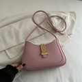 Sac croissant rose en cuir PU avec boucle géométrique dorée et bandoulière à nœuds chic - Rose