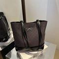 Borsa tote in tela grigia con cuori rossi, dettagli in ecopelle nera e ciondolo a fiocco - Cuore Grigio