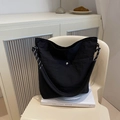 Sac fourre-tout minimaliste en nylon noir avec bandoulière tissée et texture - Noir