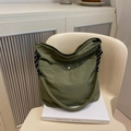 Sac bandoulière minimaliste en nylon vert foncé avec cordons et boucle métallique - Vert