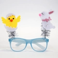 Detalle de gafas de Pascua con pollito amarillo y conejo blanco sobre montura azul clara - Estilo Conejo Pollito Cáscara