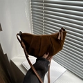 Bolso bandolera de ante marrón en forma de media luna con pliegues y correa anudada - Marrón Oscuro