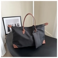 Detalle del bolso tote de nailon impermeable negro con adornos de cuero marrón y cremallera - Negro