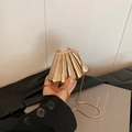 Chique schelpvormige goudkleurige geplooide handtas met een fijne slangenketting voor dames - Goud