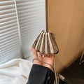 Mini zilveren avondtas in schelpvorm met metallic geplooide textuur en een kettingriem - Zilver