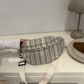 Marsupio in tessuto a righe beige con tracolla regolabile e motivi geometrici - Bianco