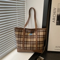 Borsa tote a quadri marroni con ricamo animale blu e manici in pelle in luce soffusa - Bassotto Marrone e Blu