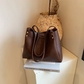 Grand sac cabas minimaliste en cuir huilé marron foncé avec rivet doré et embossage - Marron