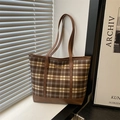 Borsa tote a quadri marroni con ricamo bassotto e manici in ecopelle per uso quotidiano - Bassotto Farfalla Rosa