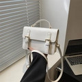 Minimalistische witte lederen crossbody tas met gouden gespen en handvat bovenaan - Wit
