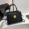 Klassische schwarze Handtasche mit Krokodilmuster und goldenem künstlerischem Verschluss - Schwarz
