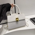 Retro weiße Handtasche aus Leder mit Krokodilmuster und goldener Metallschnalle - Weiß