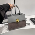 Graue Retro-Handtasche mit Mix aus Glattleder und Krokoprägung sowie goldener Metallschnalle - Grau
